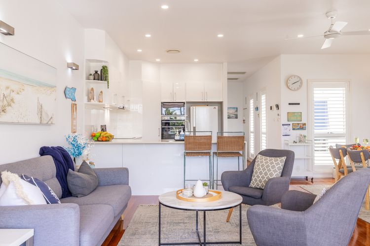 Living the dream, 7a Sandy Point Rd – views, air con, linen