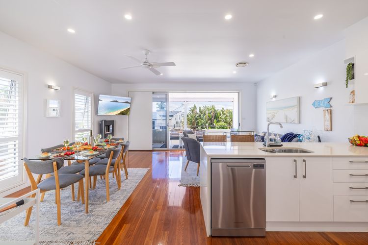 Living the dream, 7a Sandy Point Rd – views, air con, linen