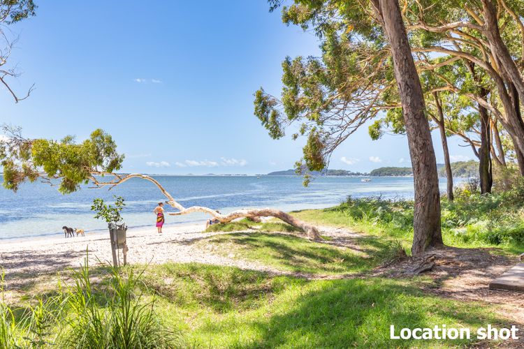 Living the dream, 7a Sandy Point Rd – views, air con, linen