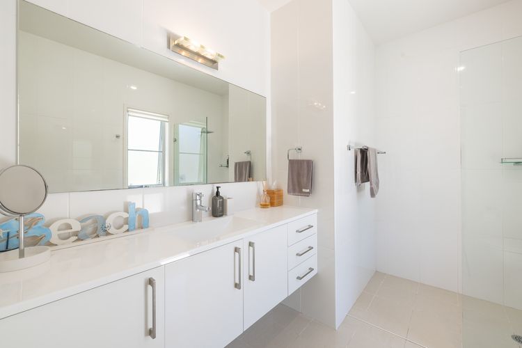 Living the dream, 7a Sandy Point Rd – views, air con, linen