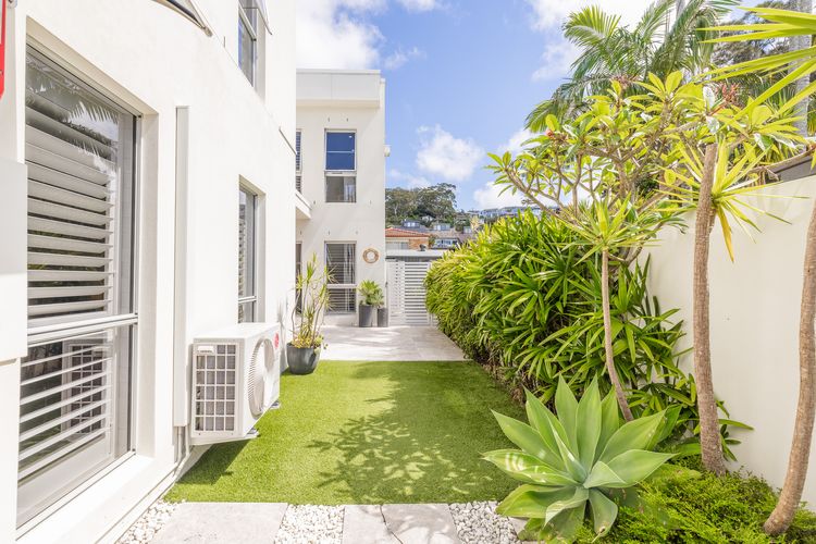 Living the dream, 7a Sandy Point Rd – views, air con, linen