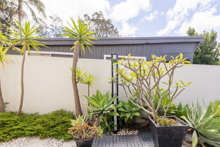 Living the dream, 7a Sandy Point Rd – views, air con, linen