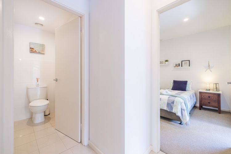 Living the dream, 7a Sandy Point Rd – views, air con, linen