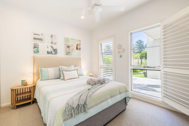 Living the dream, 7a Sandy Point Rd – views, air con, linen