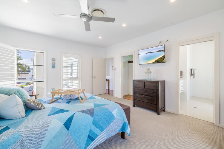 Living the dream, 7a Sandy Point Rd – views, air con, linen