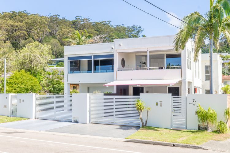 Living the dream, 7a Sandy Point Rd – views, air con, linen