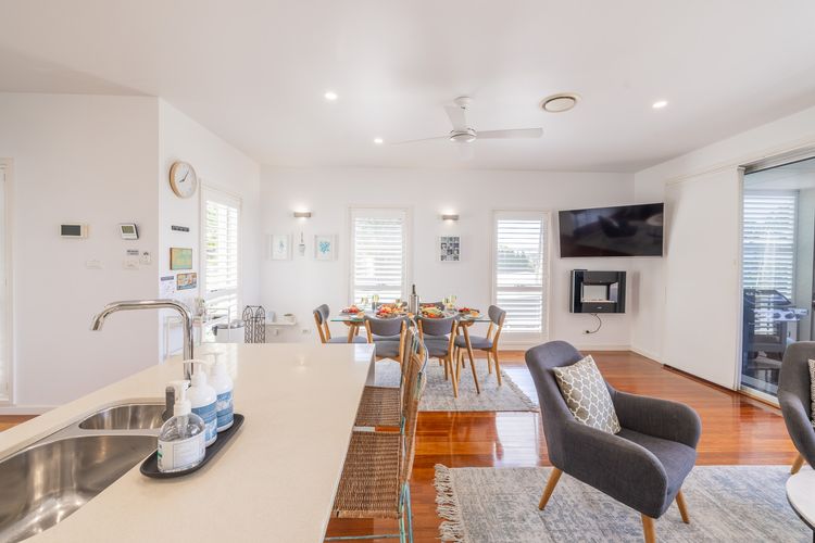 Living the dream, 7a Sandy Point Rd – views, air con, linen