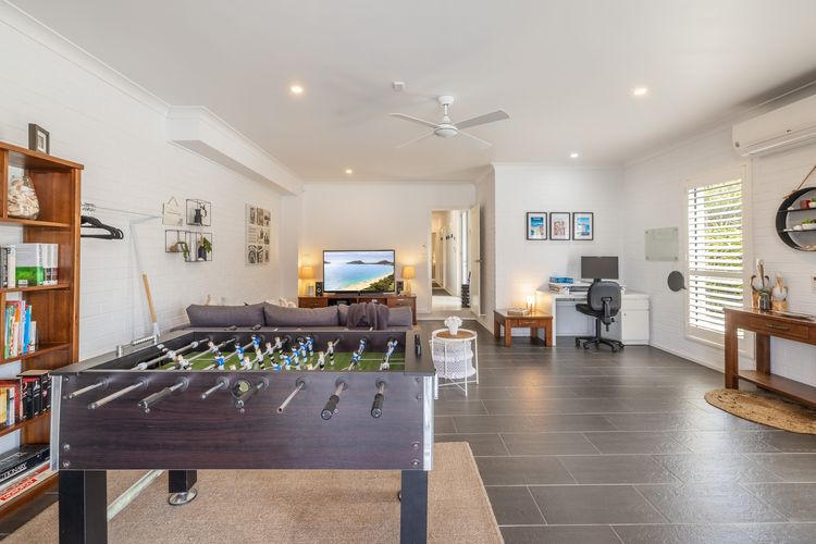 Living the dream, 7a Sandy Point Rd – views, air con, linen