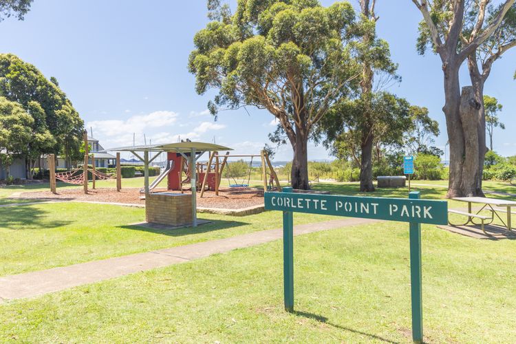 Living the dream, 7a Sandy Point Rd – views, air con, linen