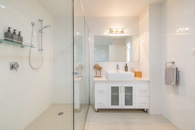 Living the dream, 7a Sandy Point Rd – views, air con, linen