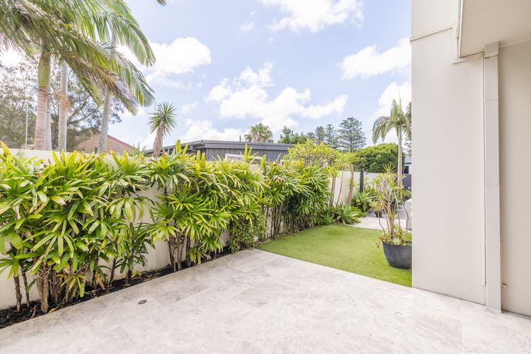 Living the dream, 7a Sandy Point Rd – views, air con, linen