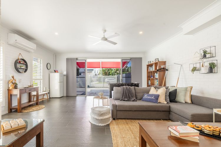 Living the dream, 7a Sandy Point Rd – views, air con, linen