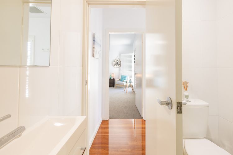 Living the dream, 7a Sandy Point Rd – views, air con, linen