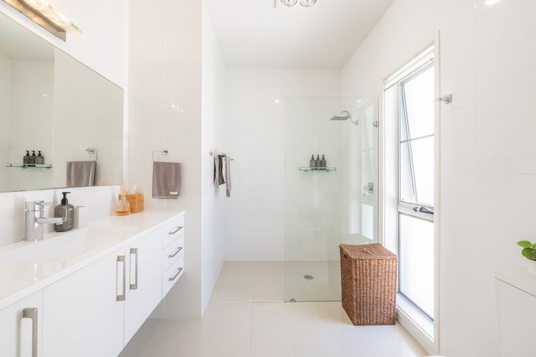 Living the dream, 7a Sandy Point Rd – views, air con, linen