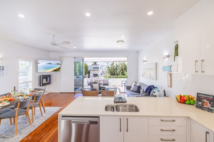 Living the dream, 7a Sandy Point Rd – views, air con, linen