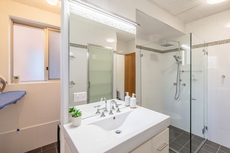 Gretel Lodge , 3/1 Gretel Cl – Between Beaches with air con, linen and Wi-Fi