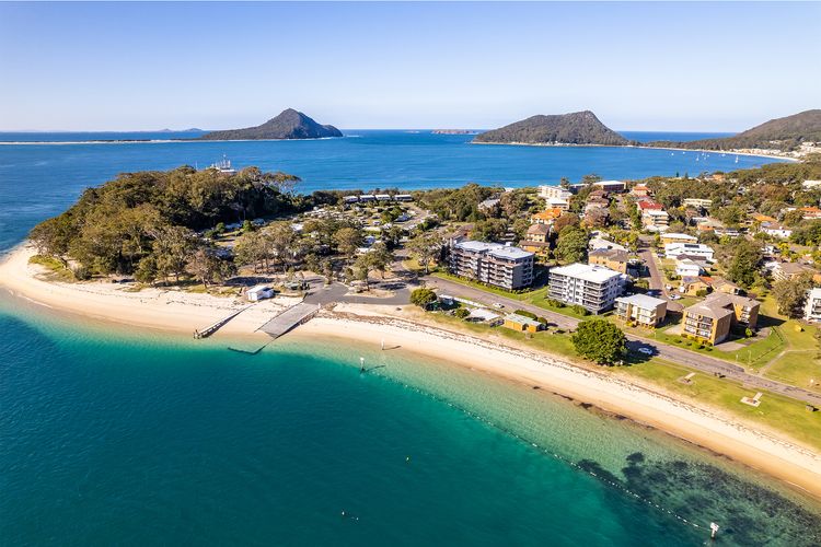 Gretel Lodge , 3/1 Gretel Cl – Between Beaches with air con, linen and Wi-Fi