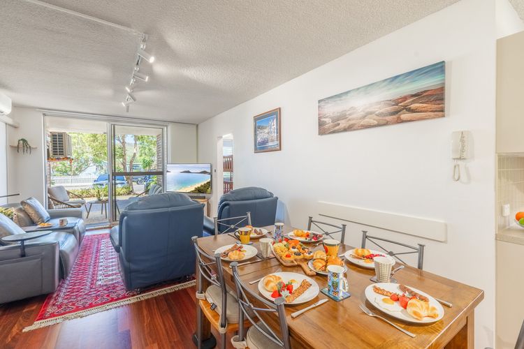 Gretel Lodge , 3/1 Gretel Cl – Between Beaches with air con, linen and Wi-Fi