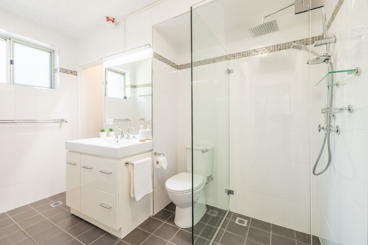 Gretel Lodge , 3/1 Gretel Cl – Between Beaches with air con, linen and Wi-Fi