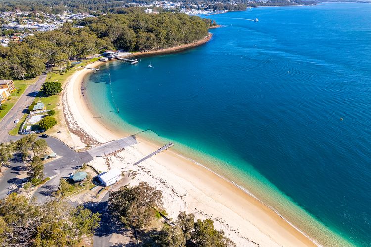 Gretel Lodge , 3/1 Gretel Cl – Between Beaches with air con, linen and Wi-Fi