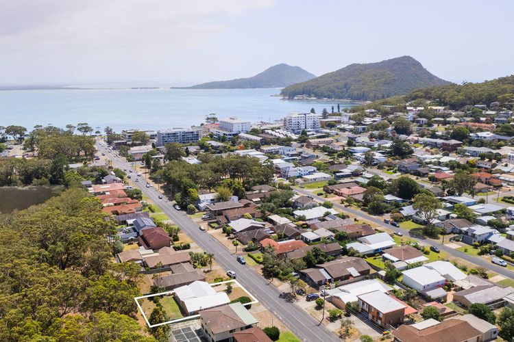 Bay House Shoal Bay, 36 Government Rd – ducted air conditioning, boat parking, linen and only 450 metres to the water
