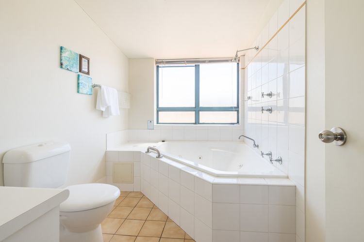 Nelson Bay Breeze Apartments, 33/1 Trafalgar St – Aircon, Wi-Fi, Linen, Pool