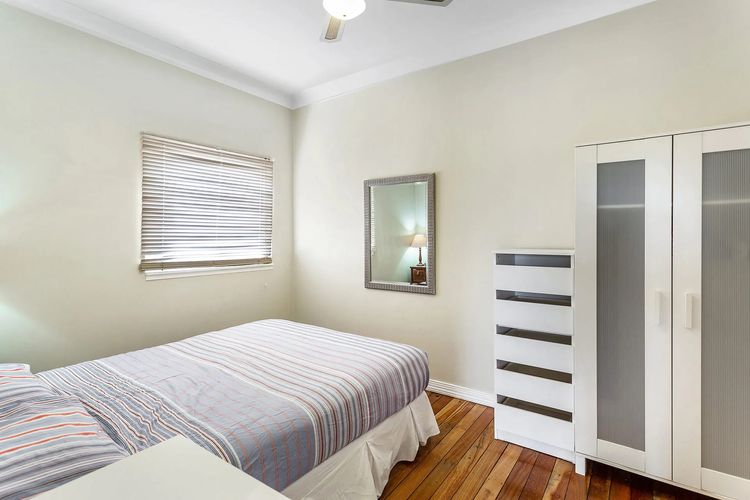 Oscar’s Beach House, 14 Tomaree Rd – pet friendly, air con, Wi-Fi, Linen