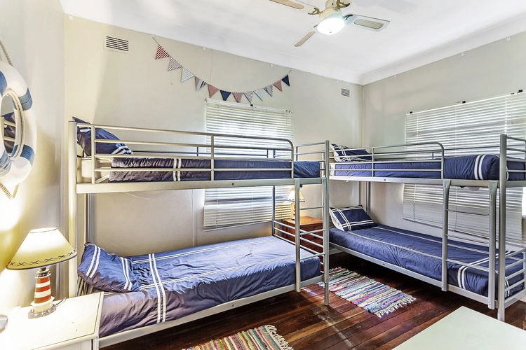 Oscar’s Beach House, 14 Tomaree Rd – pet friendly, air con, Wi-Fi, Linen