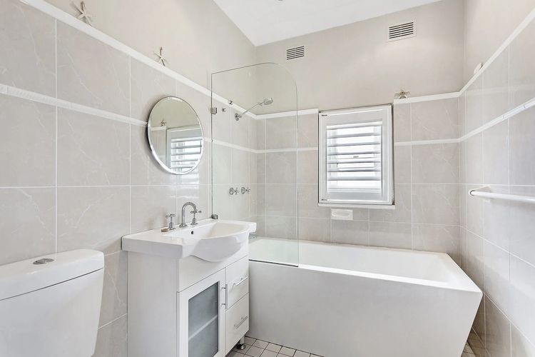 Oscar’s Beach House, 14 Tomaree Rd – pet friendly, air con, Wi-Fi, Linen