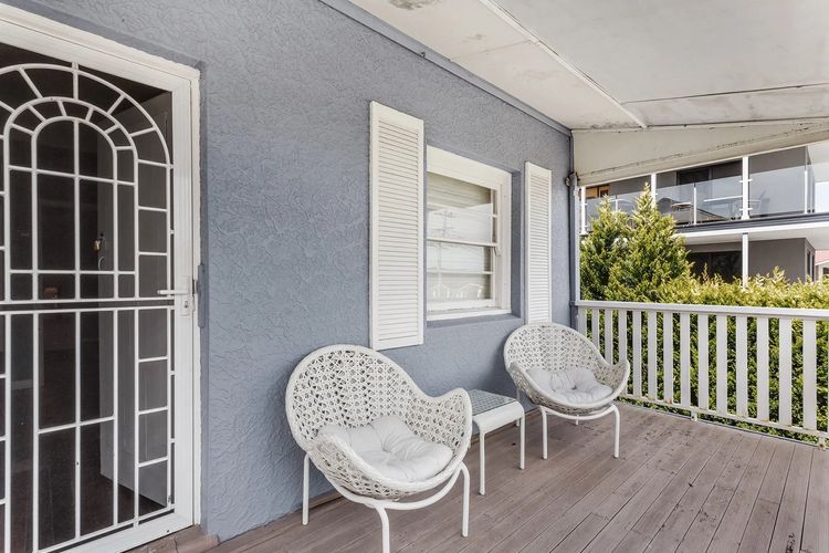 Oscar’s Beach House, 14 Tomaree Rd – pet friendly, air con, Wi-Fi, Linen