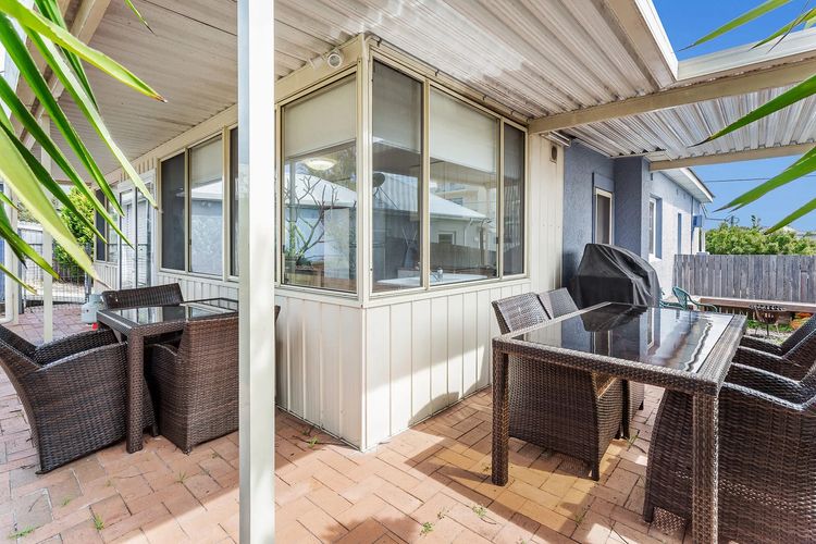 Oscar’s Beach House, 14 Tomaree Rd – pet friendly, air con, Wi-Fi, Linen