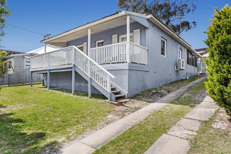 Oscar’s Beach House, 14 Tomaree Rd – pet friendly, air con, Wi-Fi, Linen