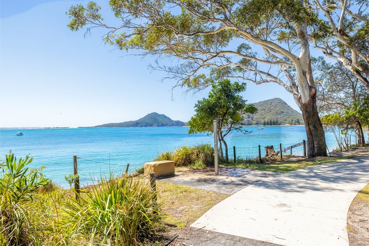 Oscar’s Beach House, 14 Tomaree Rd – pet friendly, air con, Wi-Fi, Linen