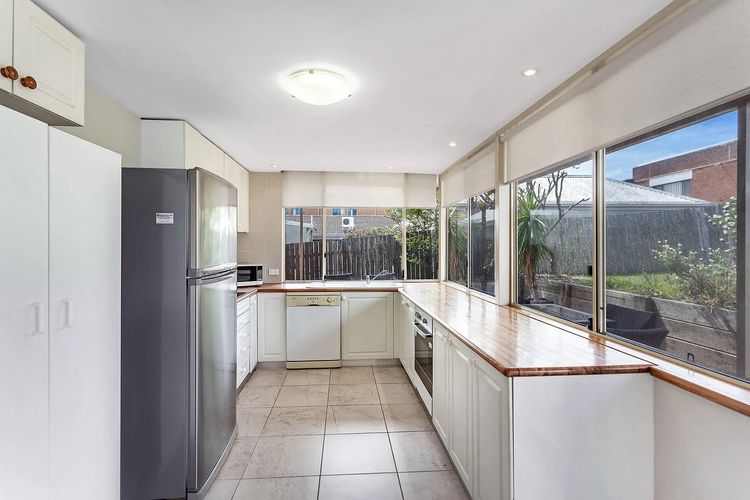 Oscar’s Beach House, 14 Tomaree Rd – pet friendly, air con, Wi-Fi, Linen