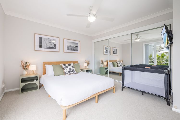 Sandcastles, 1/8 Ala Moana Way – air conditioned townhouse with Wi-Fi and Complex Pool