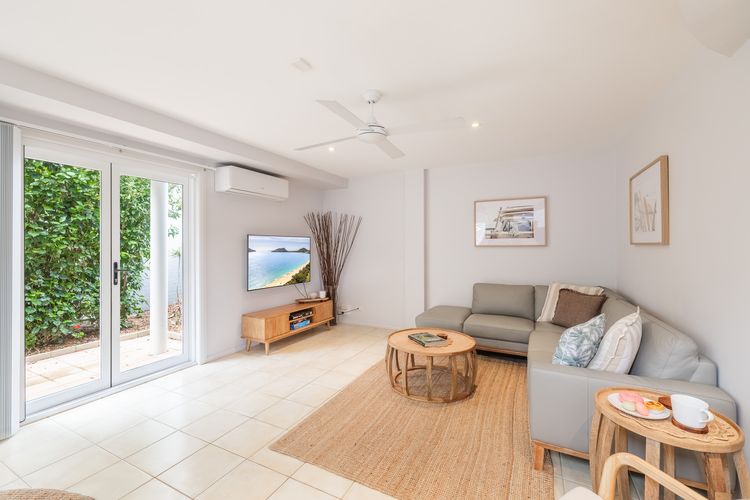 Sandcastles, 1/8 Ala Moana Way – air conditioned townhouse with Wi-Fi and Complex Pool
