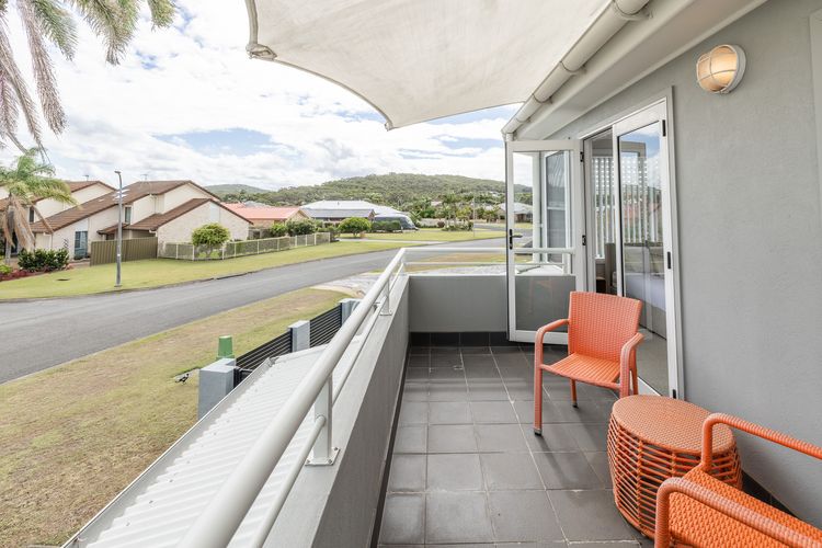 Sandcastles, 1/8 Ala Moana Way – air conditioned townhouse with Wi-Fi and Complex Pool