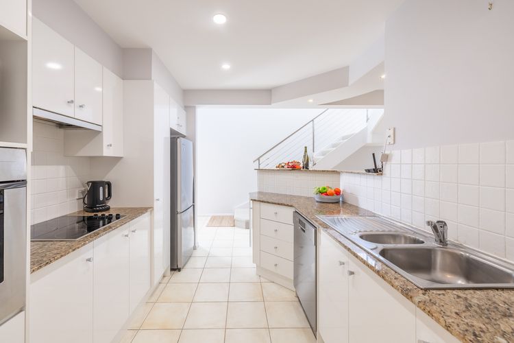 Sandcastles, 1/8 Ala Moana Way – air conditioned townhouse with Wi-Fi and Complex Pool