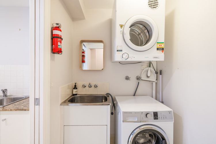 Sandcastles, 1/8 Ala Moana Way – air conditioned townhouse with Wi-Fi and Complex Pool