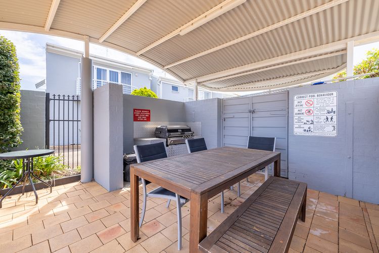 Sandcastles, 1/8 Ala Moana Way – air conditioned townhouse with Wi-Fi and Complex Pool