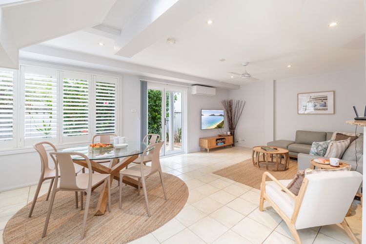 Sandcastles, 1/8 Ala Moana Way – air conditioned townhouse with Wi-Fi and Complex Pool