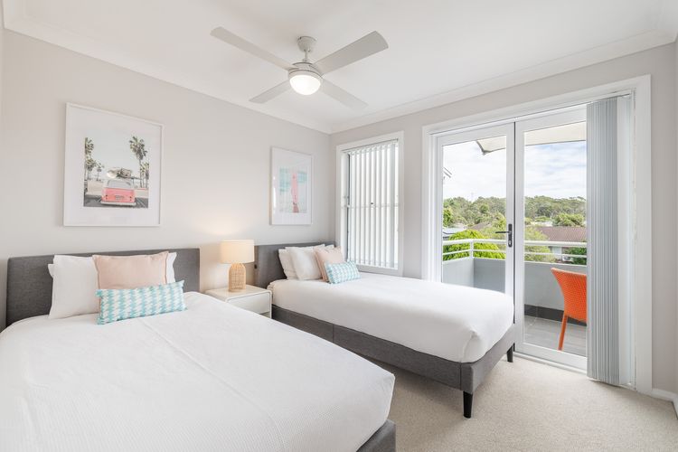 Sandcastles, 1/8 Ala Moana Way – air conditioned townhouse with Wi-Fi and Complex Pool