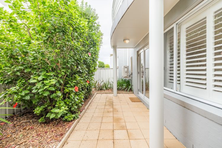 Sandcastles, 1/8 Ala Moana Way – air conditioned townhouse with Wi-Fi and Complex Pool