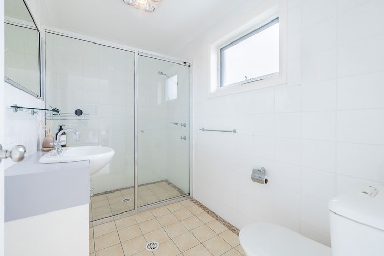 Sandcastles, 1/8 Ala Moana Way – air conditioned townhouse with Wi-Fi and Complex Pool