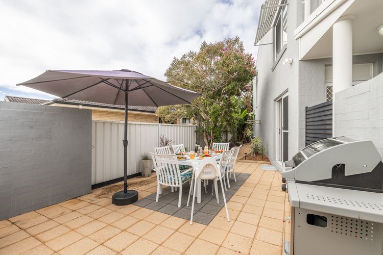 Sandcastles, 1/8 Ala Moana Way – air conditioned townhouse with Wi-Fi and Complex Pool