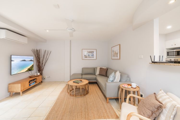 Sandcastles, 1/8 Ala Moana Way – air conditioned townhouse with Wi-Fi and Complex Pool