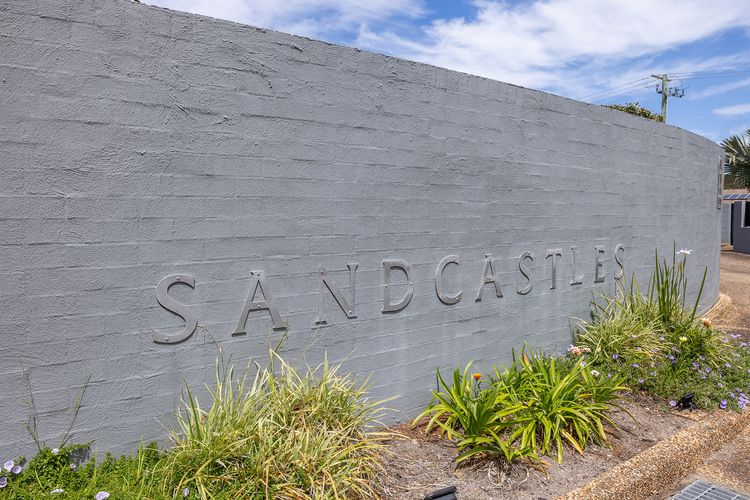Sandcastles, 1/8 Ala Moana Way – air conditioned townhouse with Wi-Fi and Complex Pool