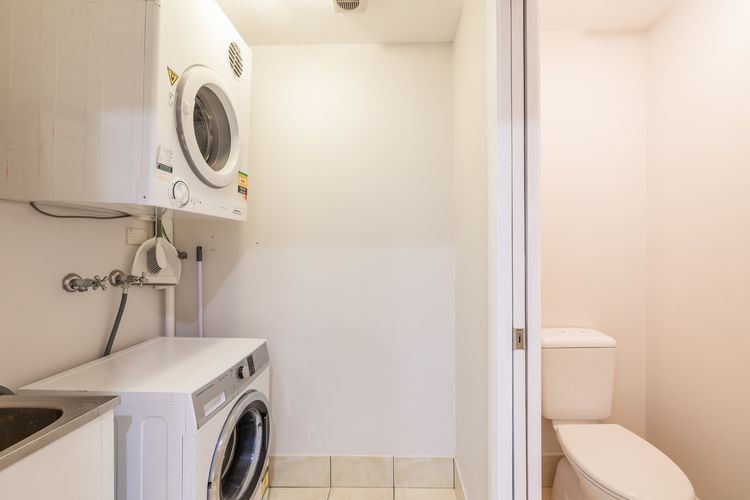 Sandcastles, 1/8 Ala Moana Way – air conditioned townhouse with Wi-Fi and Complex Pool