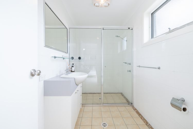 Sandcastles, 1/8 Ala Moana Way – air conditioned townhouse with Wi-Fi and Complex Pool