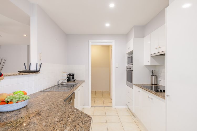 Sandcastles, 1/8 Ala Moana Way – air conditioned townhouse with Wi-Fi and Complex Pool